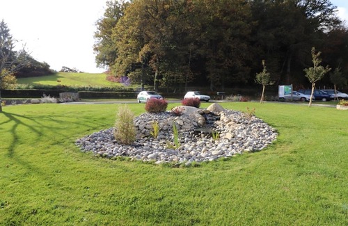 Saint-Gerons Cottage | Gîte rénové au bord du lac, 3 ch, jardin, TV, internet, activités nautiques, 6 pers, animaux admis