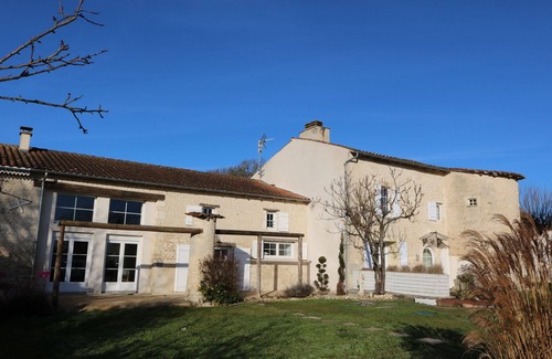 Antezant-la-Chapelle Maison | Gîte de charme dans ancienne seigneurie du XIVeme siècle