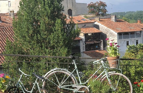 Aubeterre-sur-Dronne Maison | Escapade de charme dans village classé.