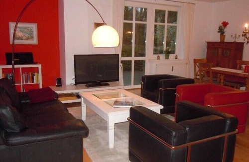 Rahlstedt Appartement | Charmant appartement en rez-de-jardin avec 95m² dans une ancienne villa, à 20 minutes de la gare principale./ Ville