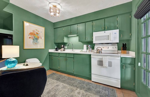 Historic Downtown Savannah Appartement | “Charming Garden Retreat – Where Comfort Meets Character”