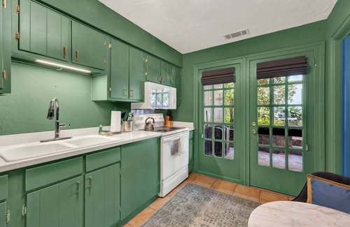 Historic Downtown Savannah Appartement | “Charming Garden Retreat – Where Comfort Meets Character”