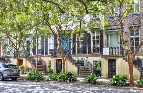 Historic Downtown Savannah Appartement | “Charming Garden Retreat – Where Comfort Meets Character”