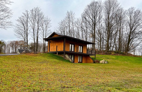 Chittenden County Maison | Charming getaway for two with fast WiFi, full kitchen, deck, & shared firepit