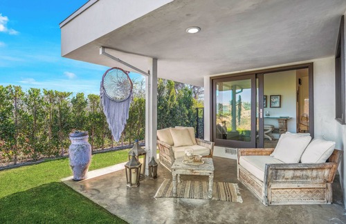 The Flats Maison | . Charming getaway in La . WiFi , Ac , pool . View , relaxing outdoor space.
