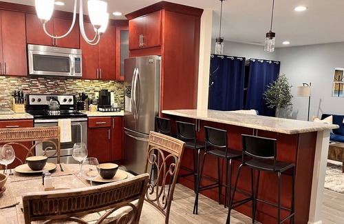 Levittown Maison | Charming Getaway: King Bed/3 TVs/Large Backyard/Centrally Located - New Listing!
