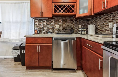 Levittown Maison | Charming Getaway: King Bed/3 TVs/Large Backyard/Centrally Located - New Listing!