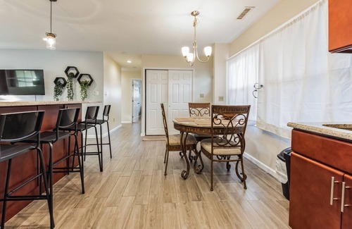 Levittown Maison | Charming Getaway: King Bed/3 TVs/Large Backyard/Centrally Located - New Listing!