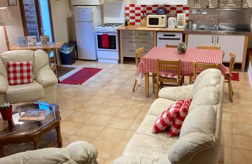 Chatenet Maison | Charming Gite 3* + pool + tasting room. Beautiful views down the Seugne Valley.