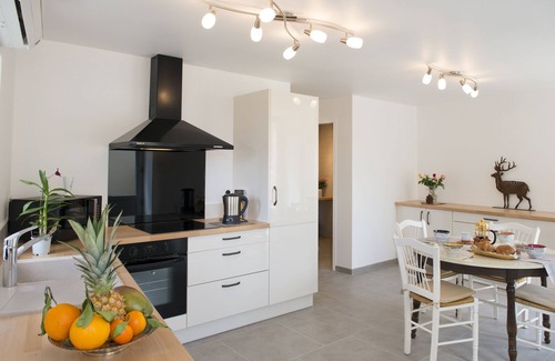 Fumel Cottage | CHARMING GITE 4****, JACUZZI, sheets, bicycles, baby equipment provided