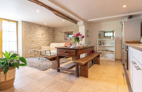 Belveze Maison | Charming gîte and unusual cabin, nature, swimming pool. Ideal for friends and family stays