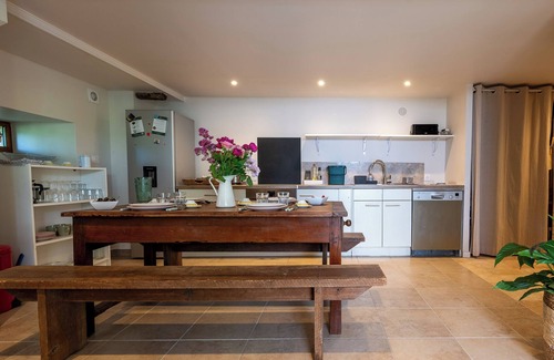 Belveze Maison | Charming gîte and unusual cabin, nature, swimming pool. Ideal for friends and family stays