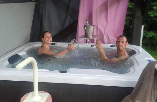 Sarlande Cottage | Gîte de charme Piscine couverte 30° Jacuzzi Sauna. Borne de recharge électrique