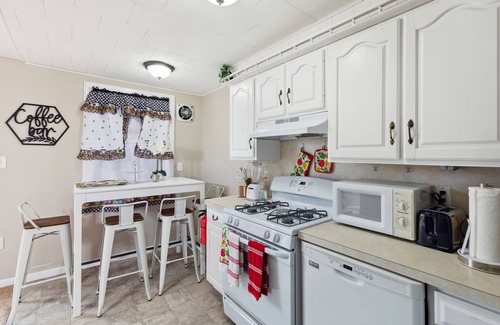 Primos Secane Maison | Charming Glenolden House Near Airport & Philadelphia Eagles Stadium