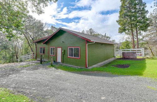 Grants Pass Maison | Charming Grants Pass Cottage with Patio and Gas Grill!