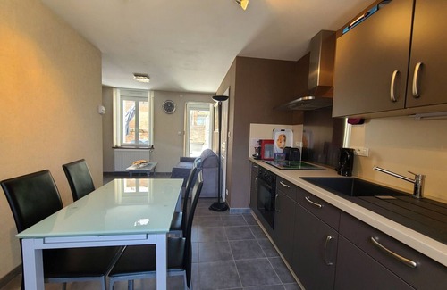 Epinal Appartement | Charmant T2 rénové avec cour privée - centre d'Épinal, proche gare et commodités