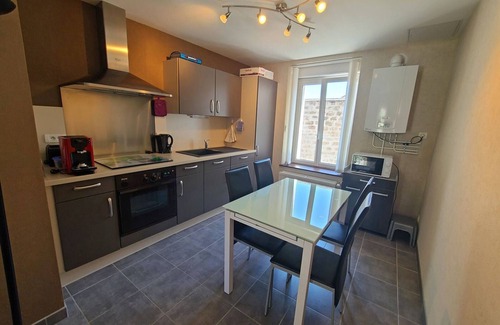 Epinal Appartement | Charmant T2 rénové avec cour privée - centre d'Épinal, proche gare et commodités