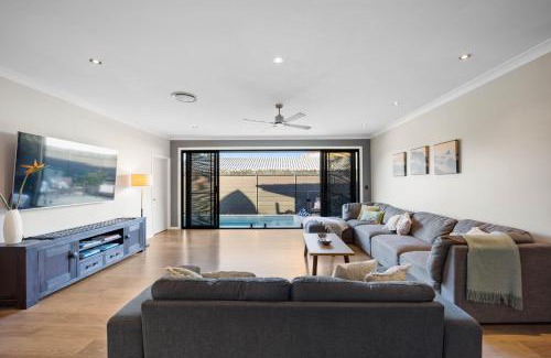 Gold Coast Maison | Charming Group Getaway - 9 Mins To Burleigh Beach