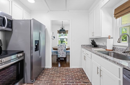 Valdosta Maison | Guest Favorite, Fenced in yard, Clean, Close to SGMC & VSU, Pets, Fire Pit
