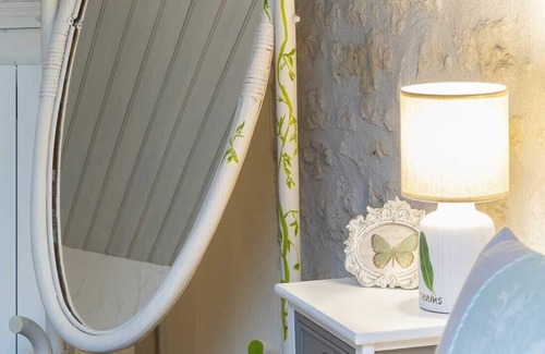 Saint-Porchaire Maison | chambre d'hôte de charme avec piscine, jardin classé 4* cœur du village