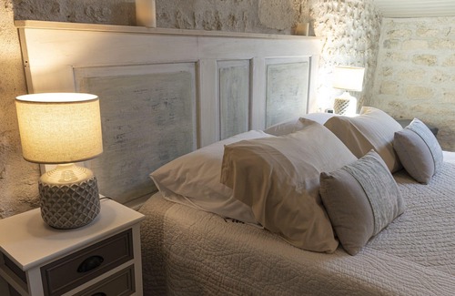 Saint-Porchaire Maison | chambre d'hôte de charme avec piscine, jardin classé 4* cœur du village
