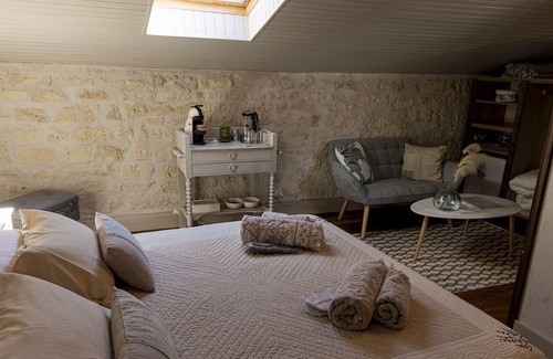 Saint-Porchaire Maison | chambre d'hôte de charme avec piscine, jardin classé 4* cœur du village