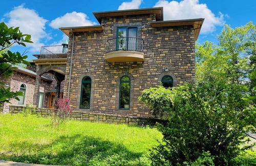 Mount Marion Maison | Charming guesthouse in castle in delightful Woodstock with office space