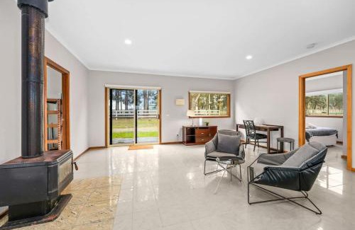 Hastings Maison | Charming Guesthouse Retreat in Hastings w laundry
