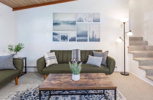 Downtown Appartement | Charming Half Duplex w/ Backyard in the Aspen Core!