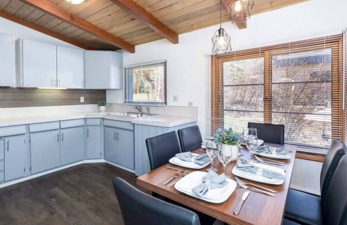 Downtown Appartement | Charming Half Duplex w/ Backyard in the Aspen Core!