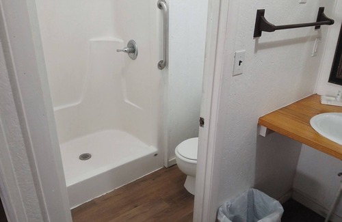 O Brien Hôtel | Charming Hill Top Room 22 in Mayo with Wi-Fi, AC, fitness room