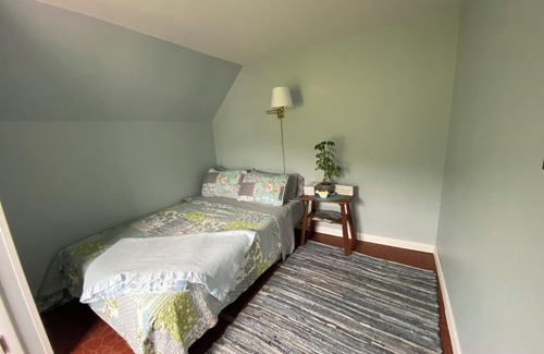 Oxford Autre | Charming Historic 4 Bdrm Farmhouse - secluded, Finger Lakes Trail, fishing pond