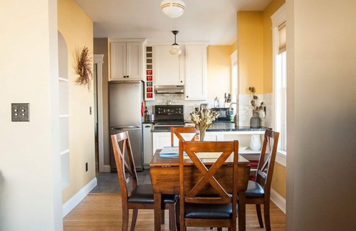 Riverfront Copropriété | Charmant et historique Babs Condo sur Hip Strip et à distance de marche du centre-ville!