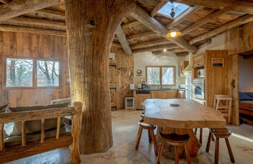 Crouy-sur-Cosson Cottage | Location Insolite : Maison Hobbit avec Arbre Intégré, à Proximité de Chambord