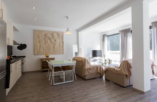 Cala San Vicente Appartement | Charming Holiday Apartment “Can Inma by Modesta A” Close to the Beach with Wi-Fi & A/C; Parking Available, Pets Allowed