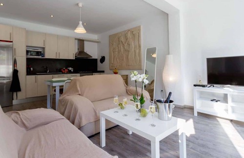 Cala San Vicente Appartement | Charming Holiday Apartment “Can Inma by Modesta A” Close to the Beach with Wi-Fi & A/C; Parking Available, Pets Allowed