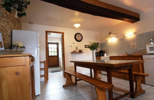 Canville-la-Rocque Cottage | Maison avec verger près des plages : cheminée, jardin, garage, Wifi, animaux acceptés.