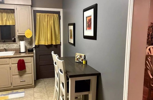 West View Maison | charming home 10 minutes from downtown.