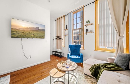Midtown Village Appartement | Charming Home In Heart of City With King Size Bed!