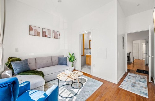 Midtown Village Appartement | Charming Home In Heart of City With King Size Bed!