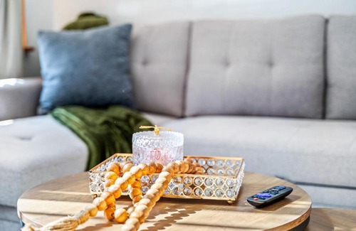 Midtown Village Appartement | Charming Home In Heart of City With King Size Bed!