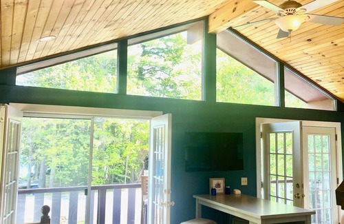 Barnstead Chalet De Ski | Charming home in Locke Lake community with beach/pool/tennis/golf!