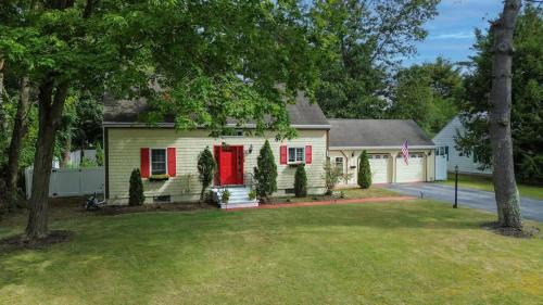 Queensbury Maison | Charming Home near I-87 JCT