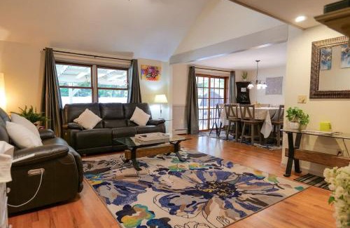 Queensbury Maison | Charming Home near I-87 JCT