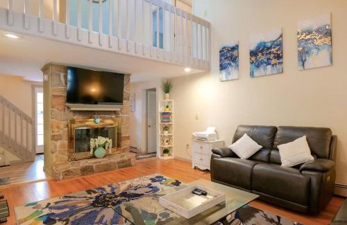 Queensbury Maison | Charming Home near I-87 JCT