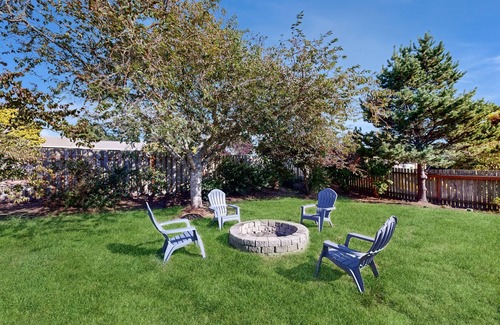 Warrenton Maison | Charming home near ocean with patio, firepit, WiFi, streaming, and wood stove