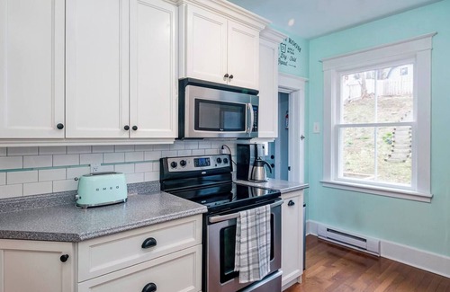 Waterford Valley Maison | Charming Home on the West Side of Downtown