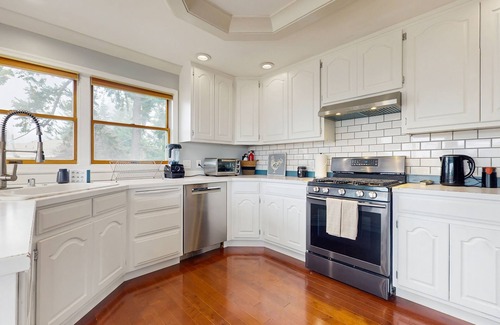 Richmond Beach Maison | Charming home with expansive views, dog-friendly, large yard with yard games