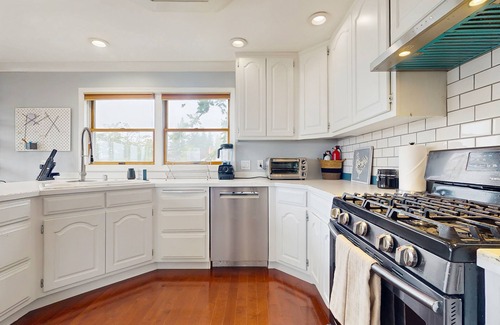 Richmond Beach Maison | Charming home with expansive views, dog-friendly, large yard with yard games