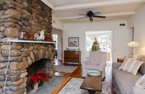 Madison Center Maison | Charming Honeymoon Beach Cottage Steps Away from East Wharf Beach